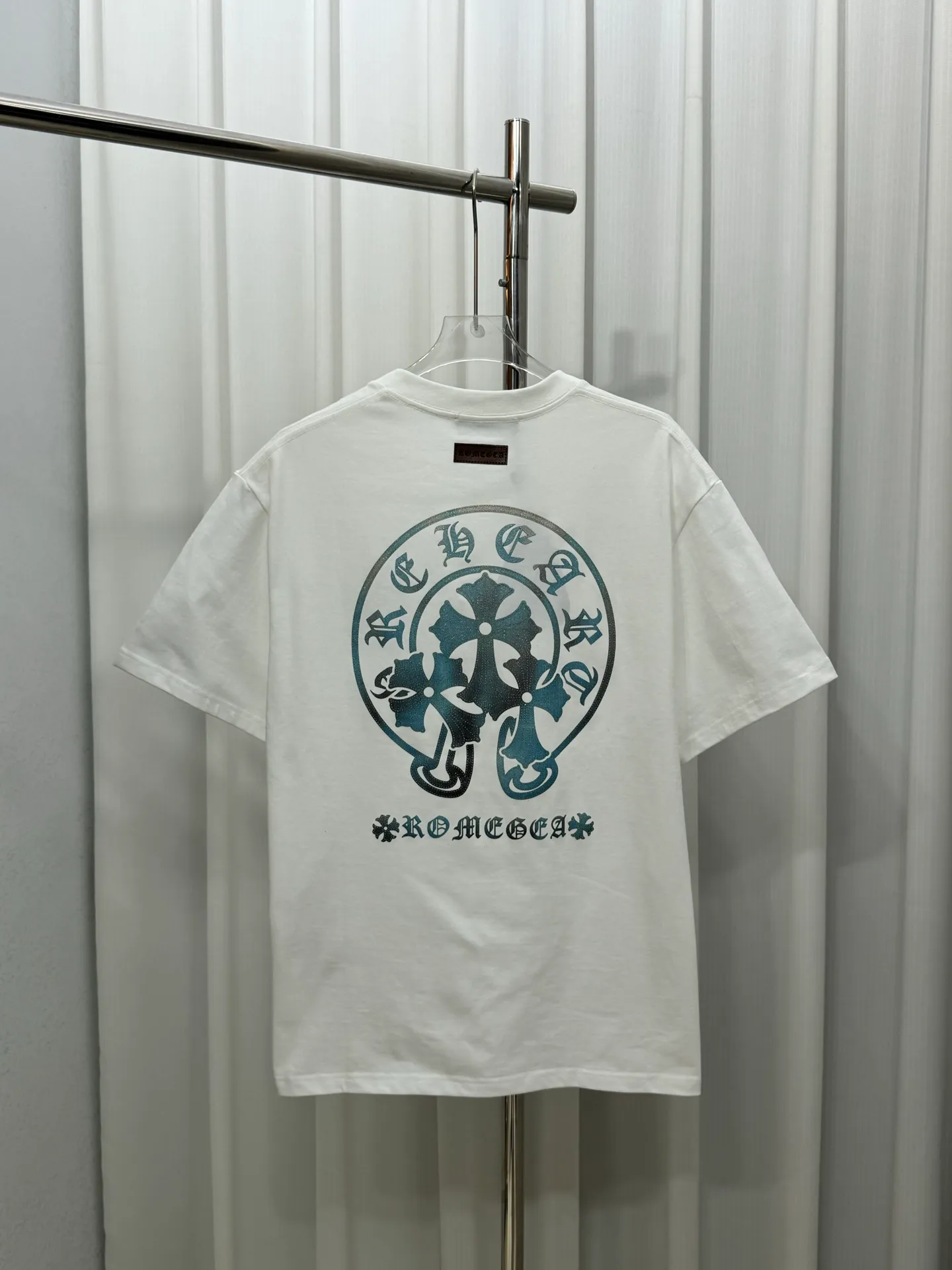 P180 Chrome Hearts unisex short-sleeved T-shirt, light luxury, customized cross logo stamp gradient process, 320g 100% double yarn pure cotton fabric, collar label, hangtag, main mark and three complete labels. Size: S M L XL